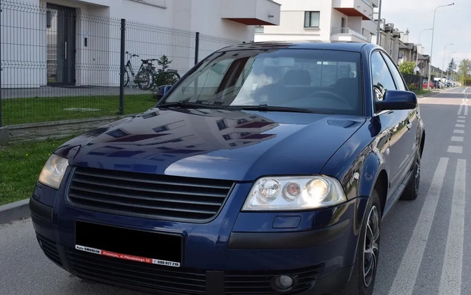 Volkswagen Passat cena 10900 przebieg: 262010, rok produkcji 2003 z Starachowice małe 172